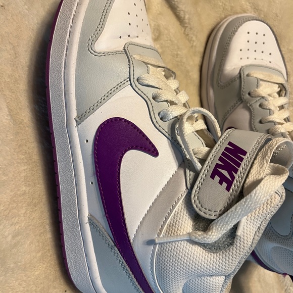 Nike Unisex-Child Court Borough Mid 2 Shoes - Size 4 Youth - Picture 3 of 7